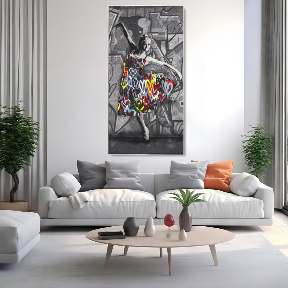 Tablou canvas cu tablou canvas cu balerina stilizata, in rama de aluminiu argintiu, pe perete intr-un living